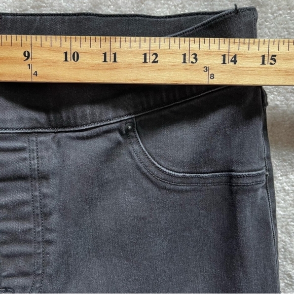 SPANX pull on Distressed Jeans - Picture 4 of 7